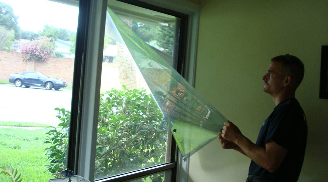 Чем отмыть наклейки со стекла пластиковых окон, средства и способы
