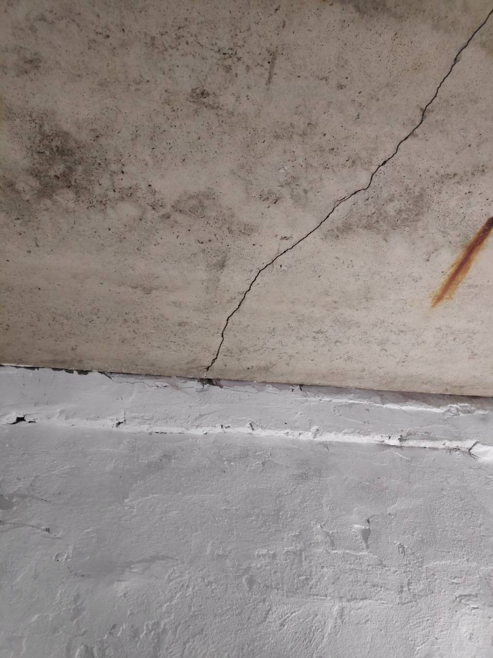 Трещины на потолке: причины появления и методы устранения