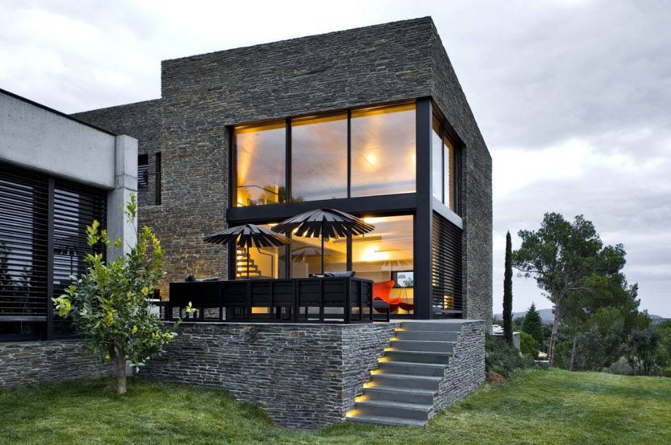 Дом из темного кирпича – 720 кв.м – проект с фасадами темно-коричневого цвета с белой отделкой вверху стен