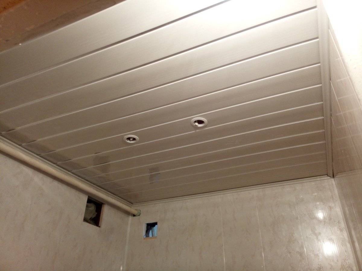Монтаж потолка из пластиковых панелей