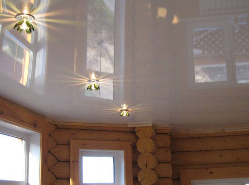 Отделка потолка в деревянном доме своими руками