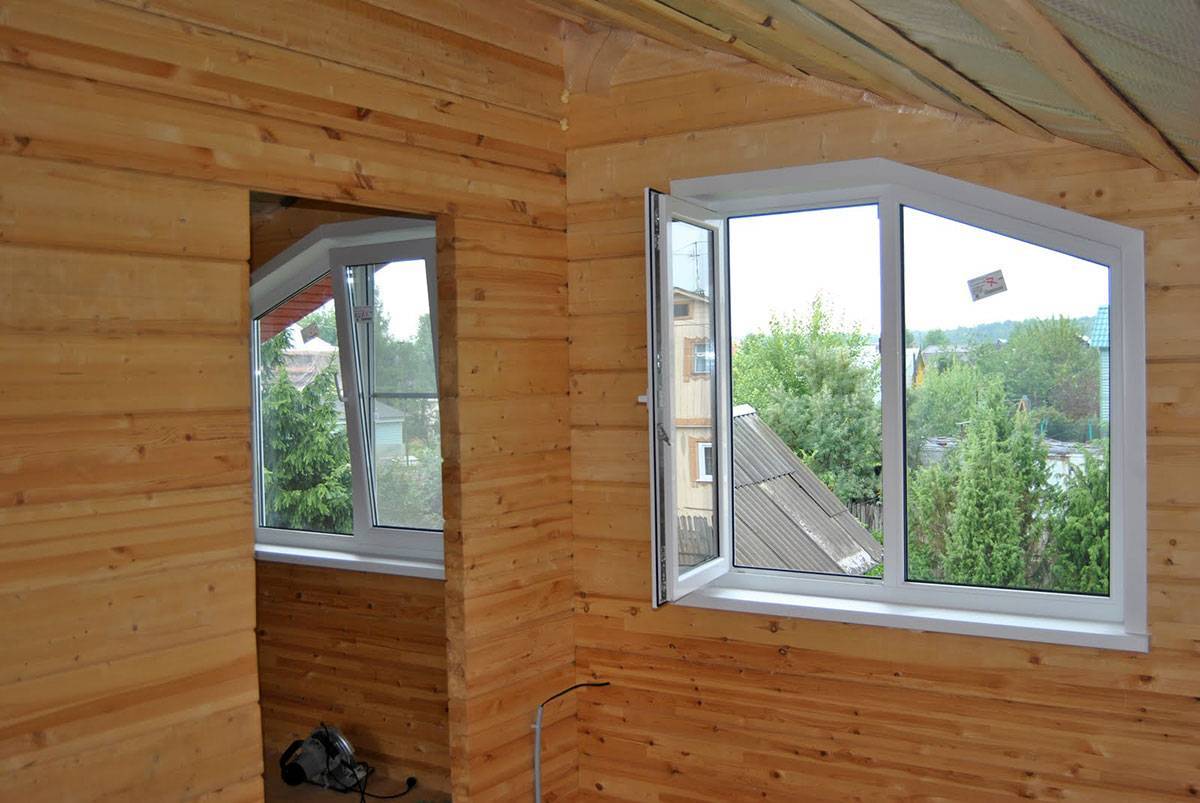 Установки деревянных откосов окна. Откосы в деревянном доме. Откосы на окна в деревянном доме. Отделка откосов в деревянном доме. Пластиковые окна в деревянном доме.