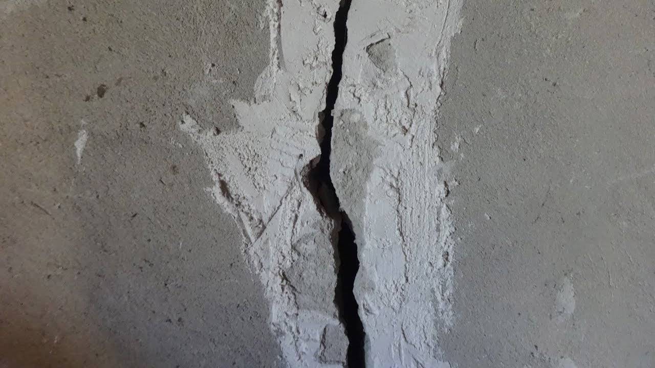 Устранение трещин. Щель в стене. Сквозная трещина в стене. Трещины в бетоне. Заделка трещин в стене.
