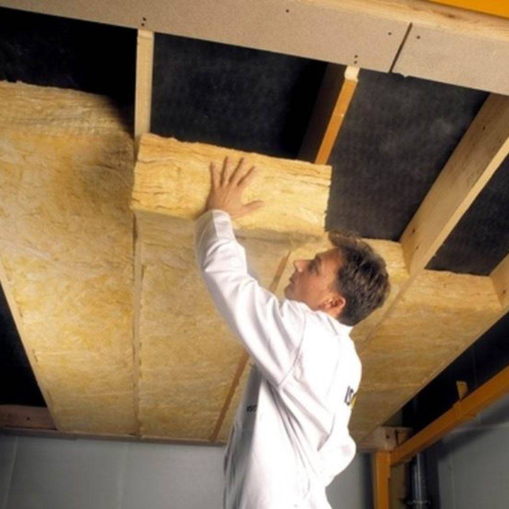 Утепление потолка в доме с холодной крышей: выбор утеплителя, расчёт толщины и монтаж своими руками - строительство и ремонт