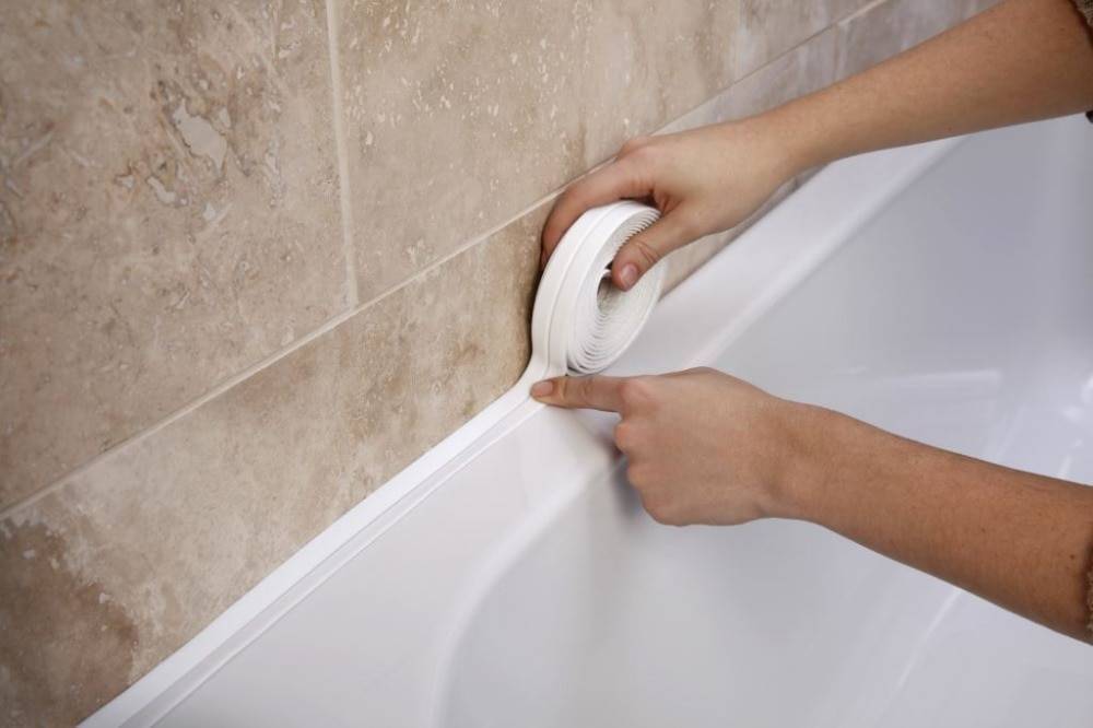 Как закрыть щель между ванной и стеной?