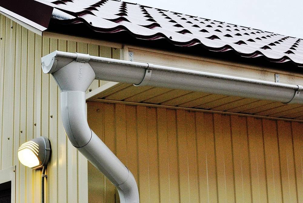 Самодельные водостоки для крыши, своими руками: как сделать водосточную систему из канализационных труб, пластиковых бутылок, дерева и профилей