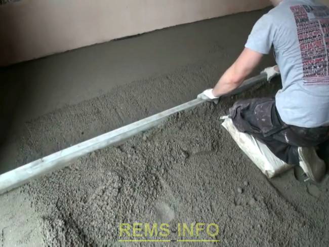 Выровнять пол цементом и песком: какие плюсы и минусы стяжки, как рассчитать количество материала и приготовить раствор, а также процедура заливки бетоном