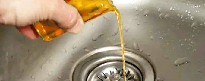 Зачем нужно заливать подсолнечное масло в раковину