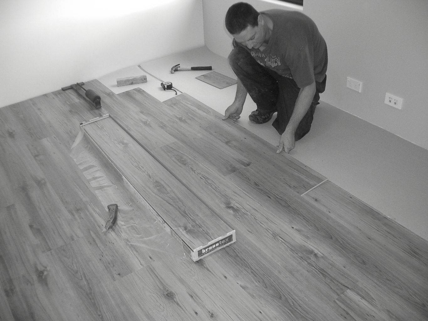 Укладка ламината своими руками на бетонный и деревянный пол: инструкция с видео