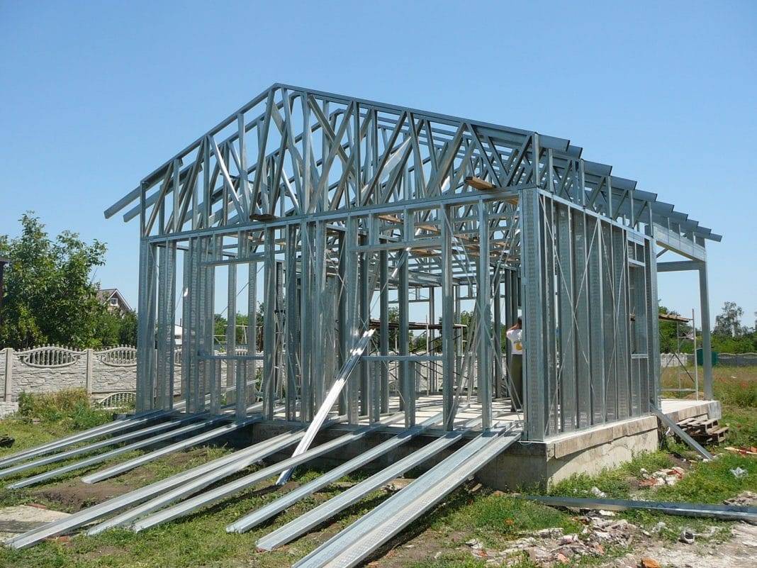 Технология строительства металлокаркасного дома: выбор фундамента, монтаж, наружная отделка