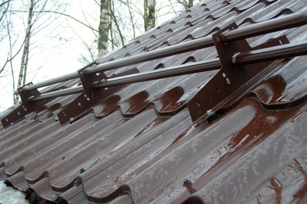 Установка снегозадержателей на крыше: инструкция