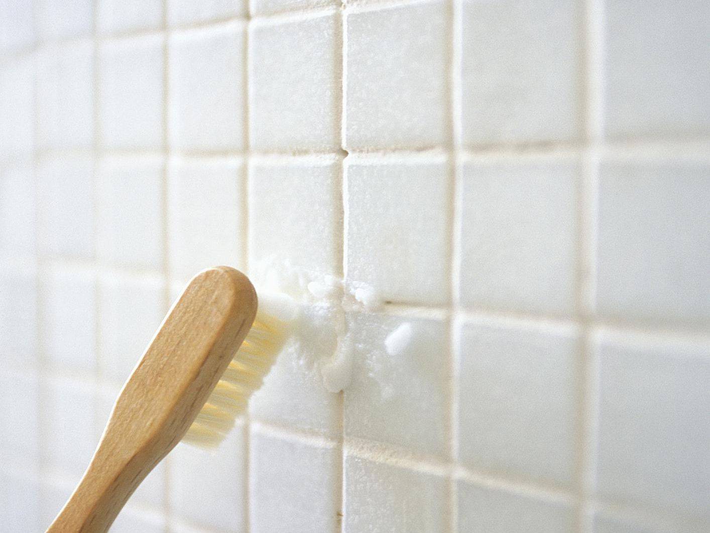 Чем почистить швы в ванной. Отмойте кафель на кухне. Чистка плитки. Чистка межплиточных швов в ванной. Отмывает жир на плитке.