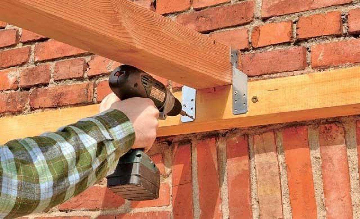 Как прикрепить брус к бетонной стене: особенности вертикального монтажа