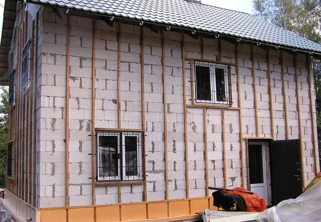 Нужно ли утеплять дом из пеноблоков: расчеты. теплоизоляция крыши и стен