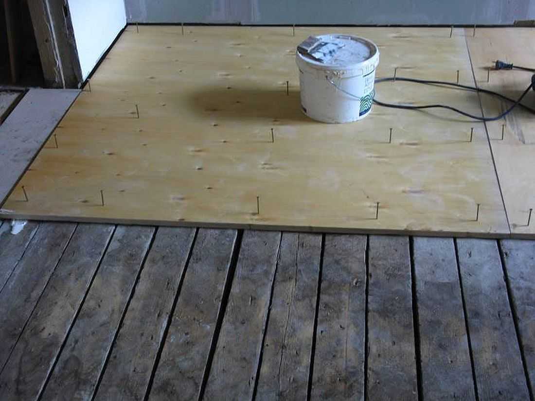 Как выровнять старый деревянный пол фанерой своими руками: инструкция