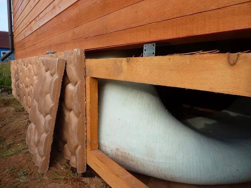Как утеплить фундамент деревянного дома: ленточный, плитный, свайный, столбчатый