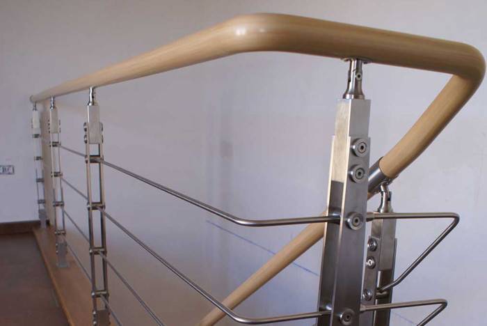 Какие бывают перила для лестниц: 8 материалов для изготовления
