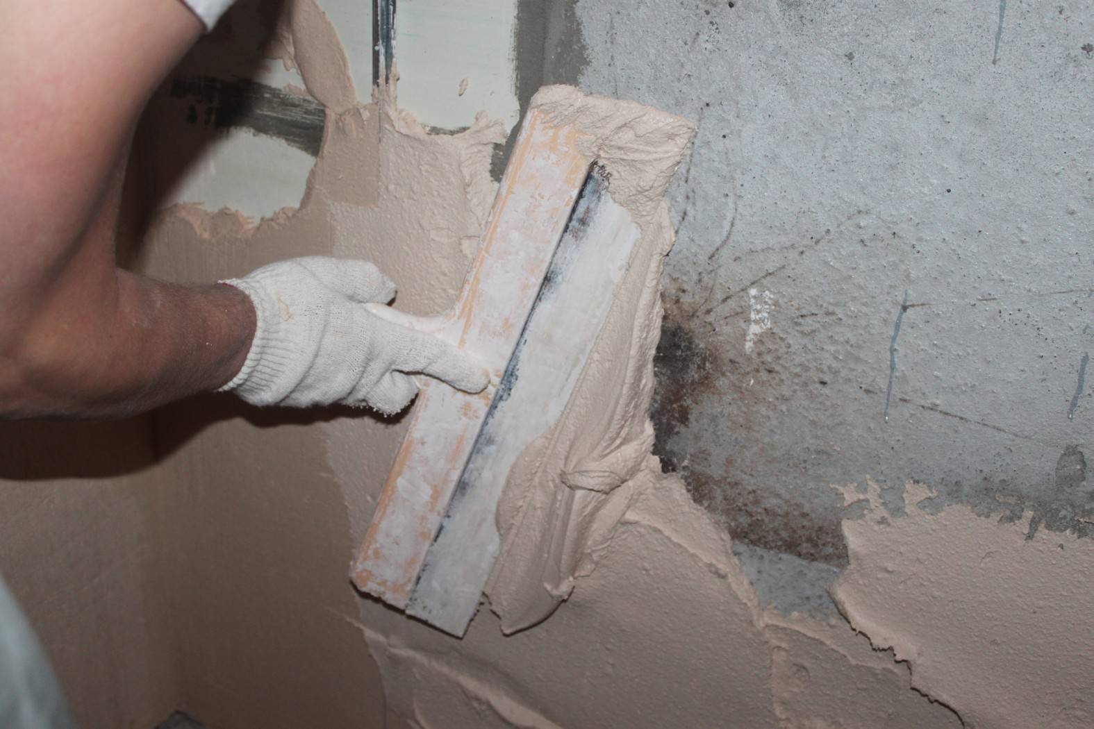 Как долго высыхает гипсовая или известковая штукатурка после нанесения на стены, и можно ли ускорить такой процесс?