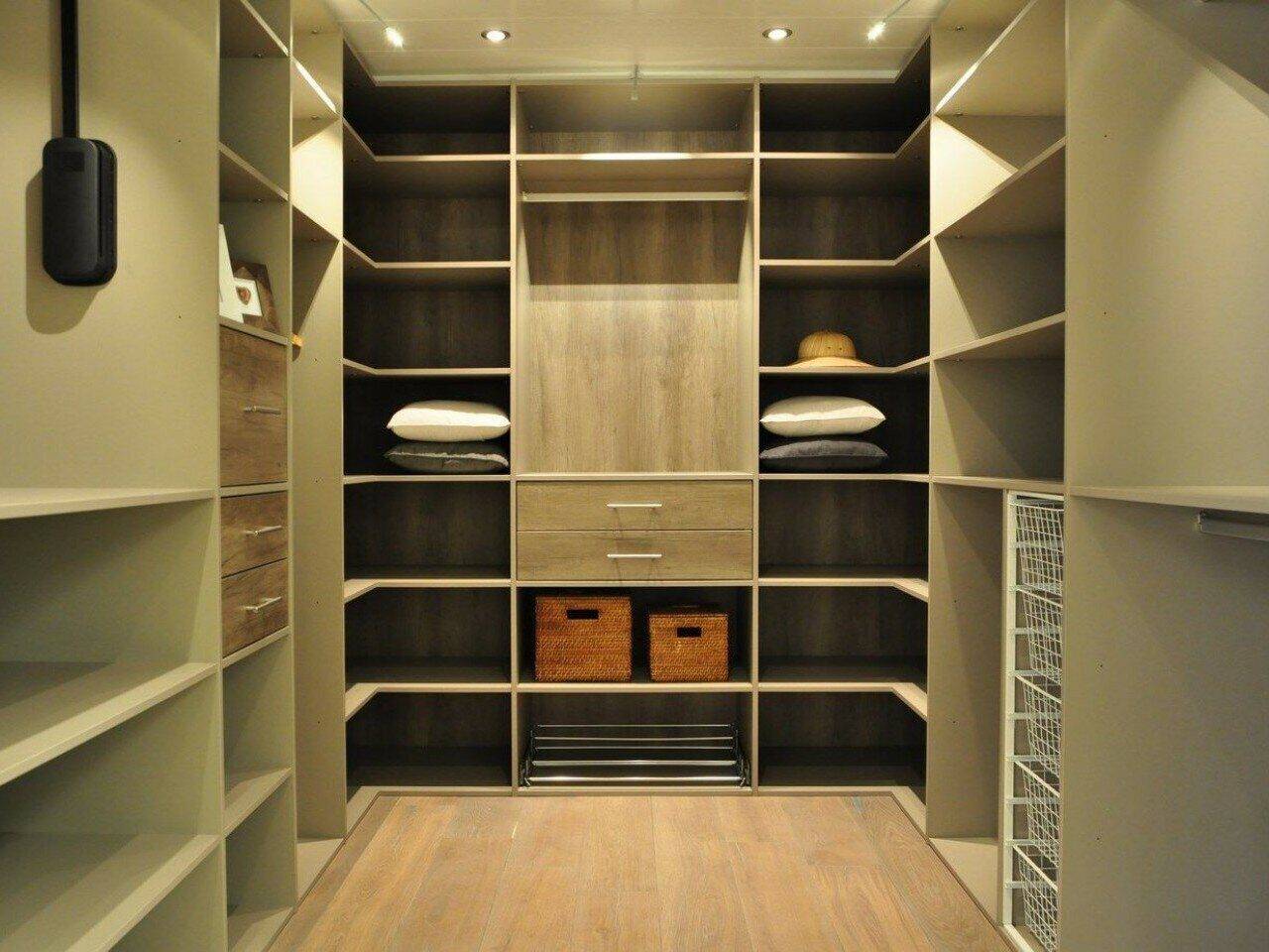 Дизайн гардеробной комнаты (25 фото): варианты внутреннего наполнения и отделки