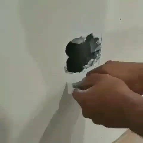 Как заделать дыру в гипсокартонной стене шпаклевкой