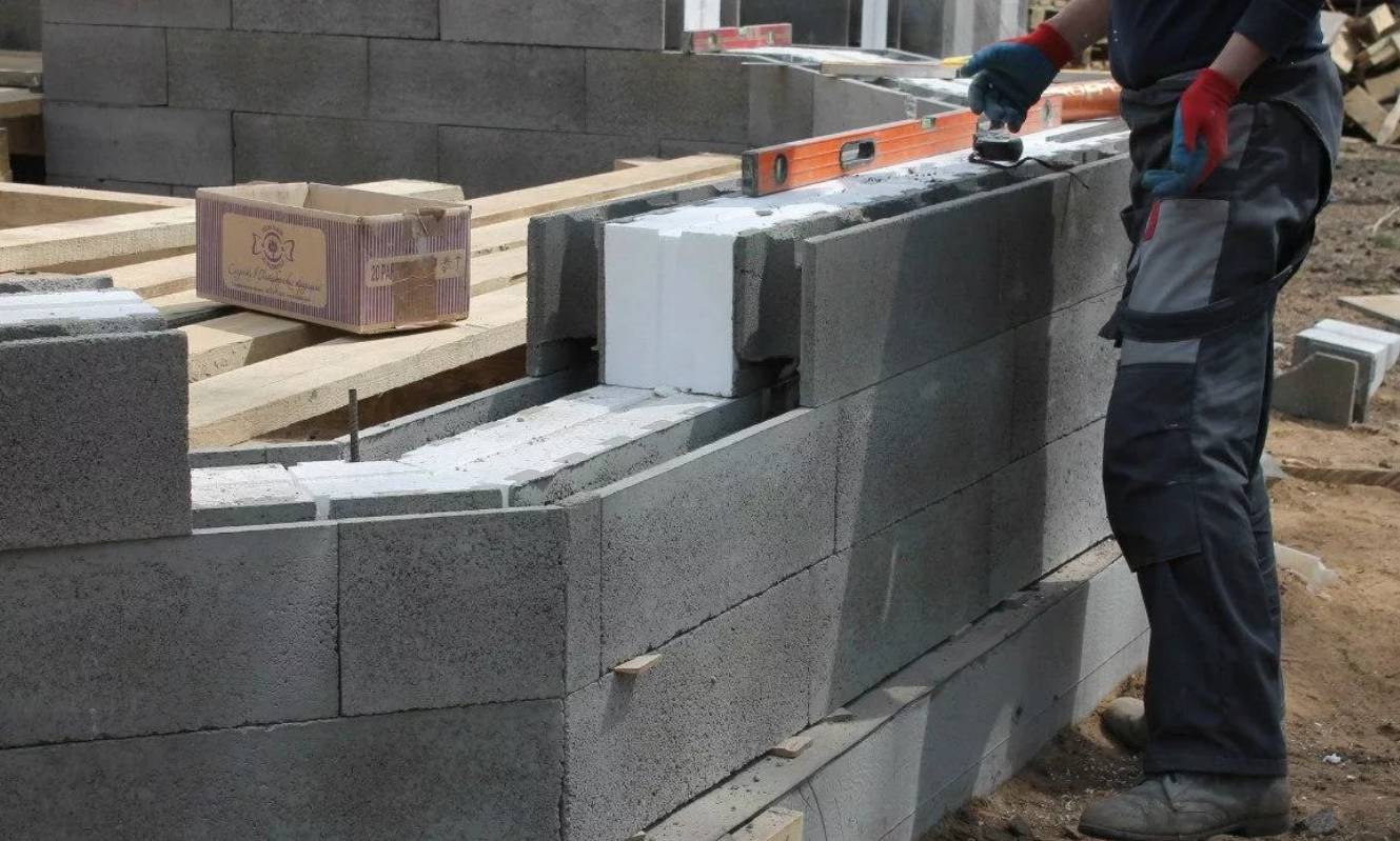 Фундамент из блоков фбс: плюсы и минусы, пошаговая инструкция строительства ленточного основания для дома, технология монтажа бетонных элементов и их установка
