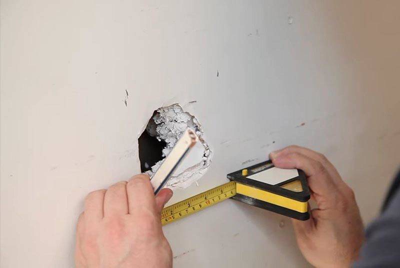 Как заделать дырку в гипсокартоне: ремонт дыр в стене разного размера .