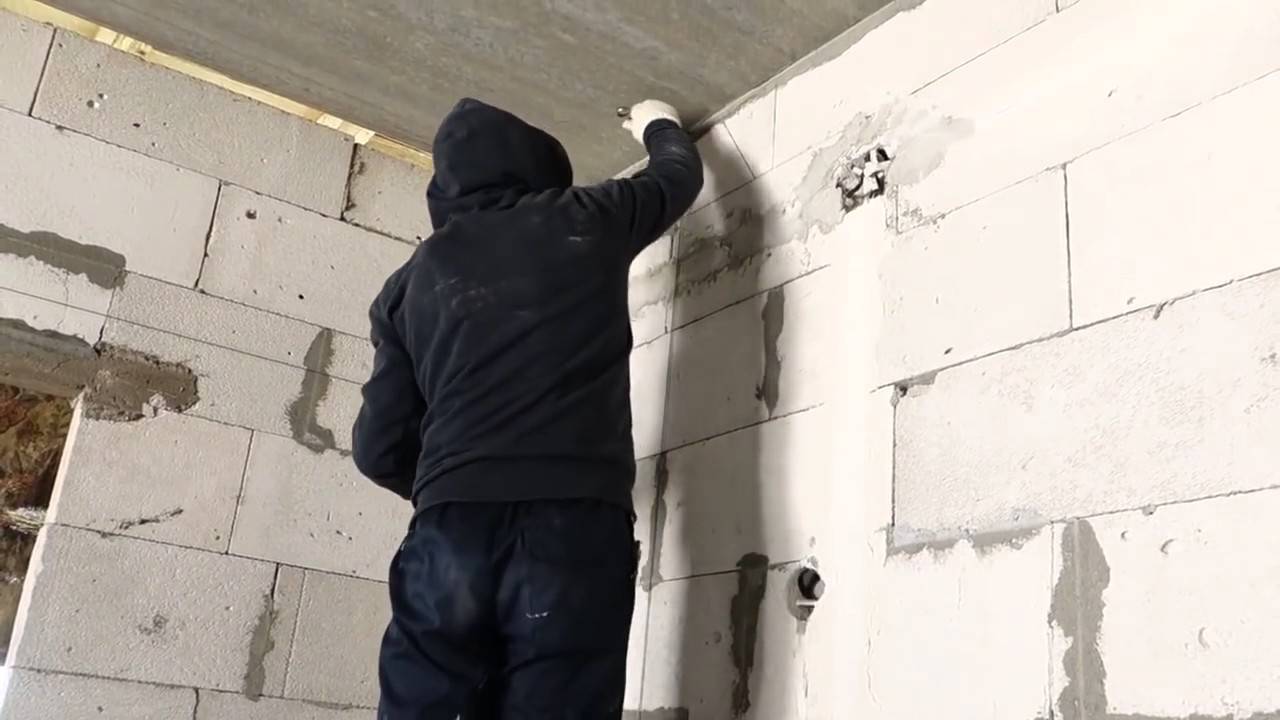 Как правильно выставить маяки под штукатурку стен