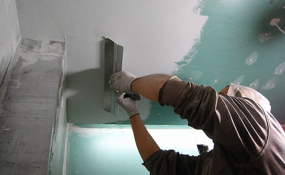 Шпаклевка потолка своими руками, особенности ремонта бетонного потолка, как заделать трещины и затирать поверхность, фотографии и видео