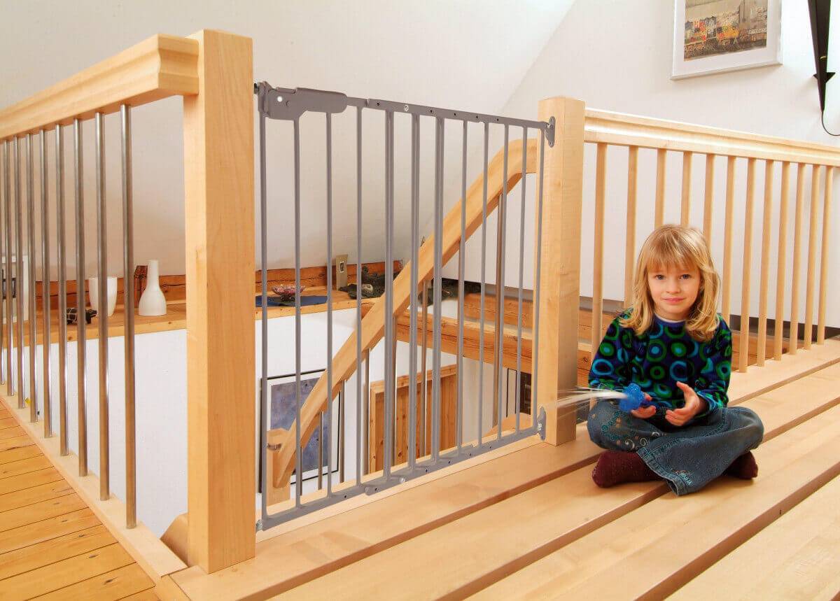 Ворота на лестницу для безопасности детей: варианты конструкции
